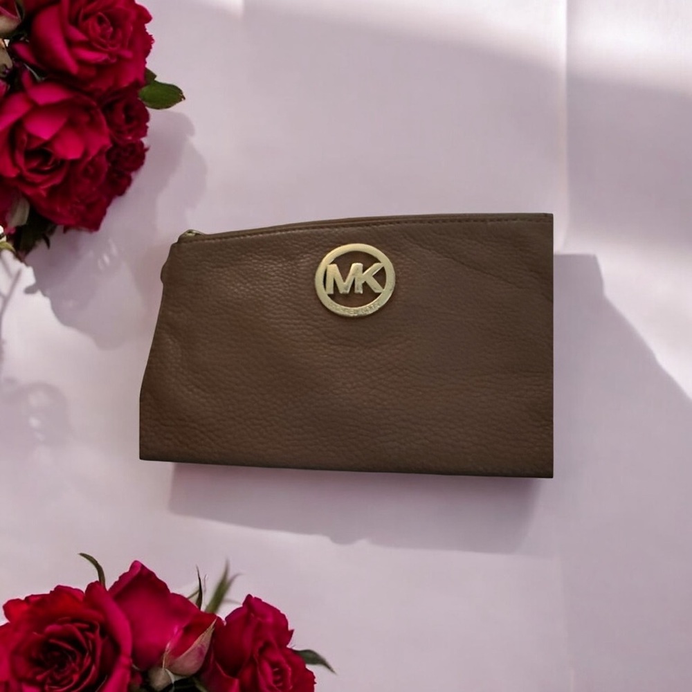 Preowned Michael Kors wristlet it has small stains in the picture selling as is